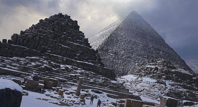 fake picture of snow on
                    the pyramids